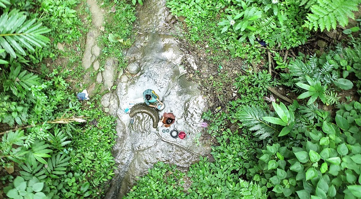 পাহাড়ের নিচে কুপ থকে প্রতিদিন এভাবেই পানি সংগ্রহ করেন পাহাড়ী গ্রামবাসী